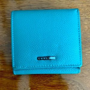 Trifold wallet with RFID safeguards
